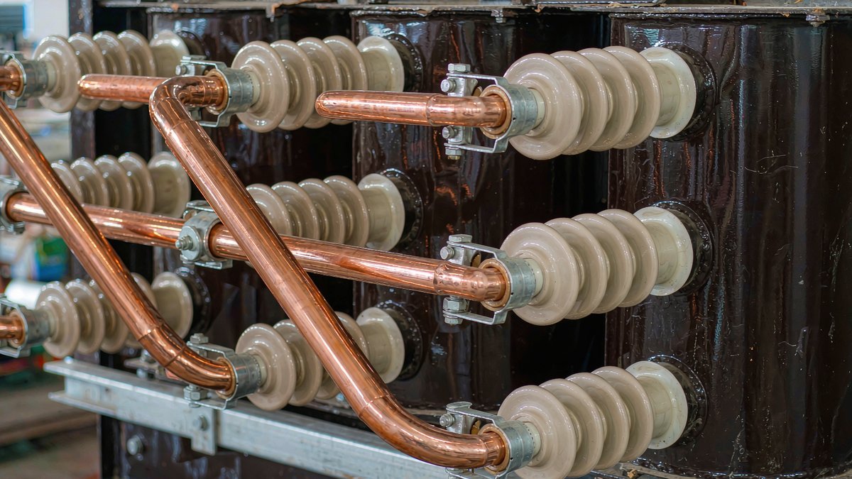 Three-phase distribution transformer with delta-star winding connections